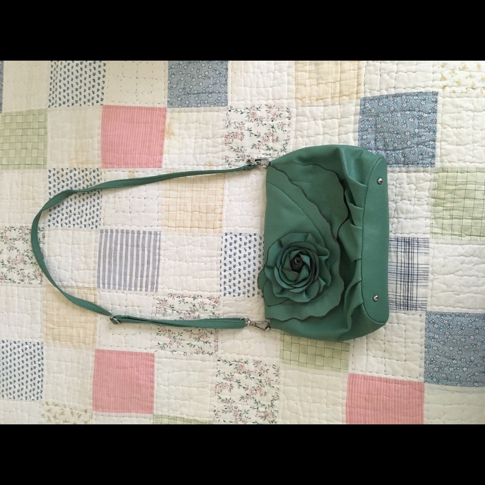 CUTE FUN FLOWERED PURSE!